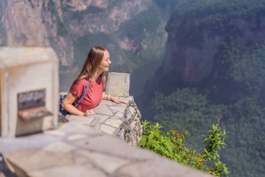 Sumidero Canyon Ulusal Parkı 'nı keşfeden kadın turist. Macera, doğal keşif ve seyahat deneyimi konsepti.