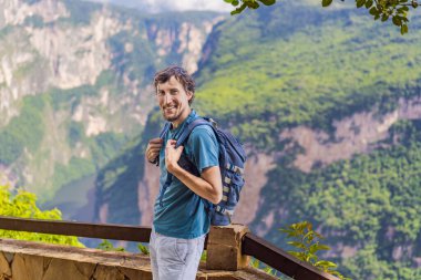 Sumidero Canyon Ulusal Parkı 'nı keşfeden erkek turist. Macera, doğal keşif ve seyahat deneyimi konsepti.