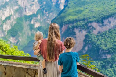 Anne ve iki oğlu bebek ve Sumidero Canyon Ulusal Parkı 'nı keşfeden genç gezginler. Macera, doğal keşif ve seyahat deneyimi konsepti.