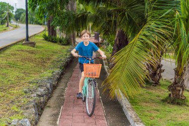 Erkek turist Meksika 'nın Bacalar köyünde bisiklet sürüyor. Quintana Roo seyahati, manzaralı bisiklet yolları ve çevre dostu keşif konsepti..