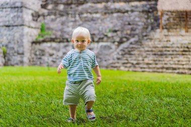 Palenque, Meksika 'daki antik piramitleri keşfeden bebek turistler, sık ormanlarla çevrili. Kültür mirası ve macera yolculuğu konsepti.