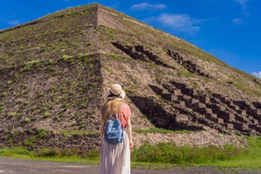 Teotihuacan, Meksika 'yı keşfeden kadın turist. Kültür mirası, antik kalıntılar ve arkeolojik macera konsepti.