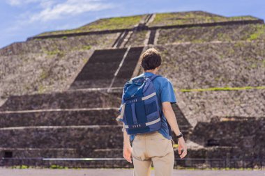 Teotihuacan, Meksika 'yı keşfeden erkek turist. Kültür mirası, antik kalıntılar ve arkeolojik macera konsepti.