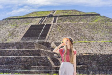 Teotihuacan, Meksika 'yı keşfeden kadın turist. Kültür mirası, antik kalıntılar ve arkeolojik macera konsepti.
