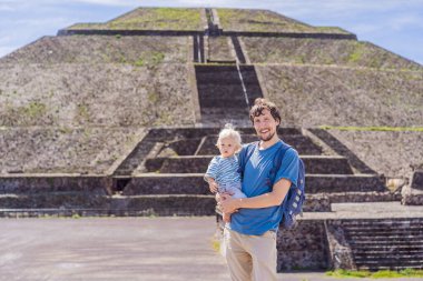 Baba ve oğul turistler Teotihuacan, Meksika 'yı keşfediyorlar. Kültür mirası, antik kalıntılar ve arkeolojik macera konsepti.