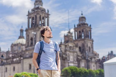 Katedral Metropolitana de la Ciudad de Mexico 'nun önündeki erkek turist. Kültürel keşif, tarihi mimari ve seyahat deneyimi konsepti.
