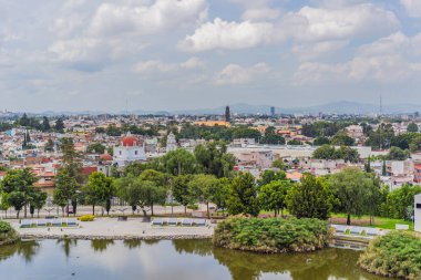Meksika 'nın Puebla şehrinin panoramik manzarası. Manzarası, tarihi mimarisi ve şehir keşfi konsepti.