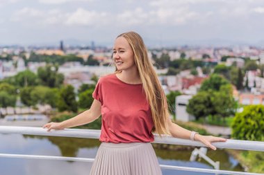 Meksika 'nın Puebla şehrinin panoramik manzarasının önündeki kadın turist. Seyahat, kültürel keşif ve manzara manzarası konsepti.
