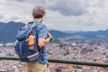 Meksika, Cerro del Borrego 'dan Orizaba' nın panoramik manzarasının önündeki erkek turist. Seyahat, manzara ve macera konsepti..