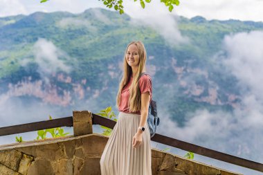 Sumidero Canyon Ulusal Parkı 'nı keşfeden kadın turist. Macera, doğal keşif ve seyahat deneyimi konsepti.
