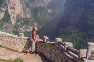 Sumidero Canyon Ulusal Parkı 'nı keşfeden kadın turist. Macera, doğal keşif ve seyahat deneyimi konsepti.