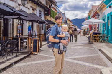 Babası ve oğlu turistler San Cristobal de las Casas, Meksika 'da koloni sokaklarında yürüyorlar. Kültürel keşif, mimari ve seyahat deneyimi konsepti.