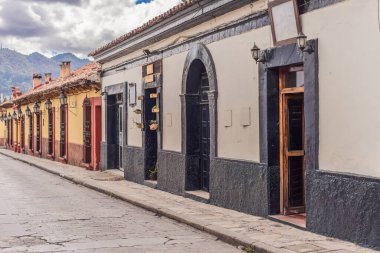 San Cristobal de las Casas, Meksika 'nın sömürge sokakları. Tarihi cazibe, kültürel miras ve seyahat keşfi konsepti..