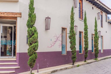 San Cristobal de las Casas, Meksika 'nın sömürge sokakları. Tarihi cazibe, kültürel miras ve seyahat keşfi konsepti..