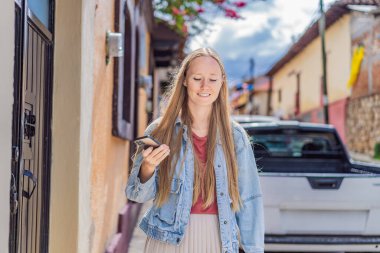 Kadın turist San Cristobal de las Casas, Meksika 'da koloni sokaklarında yürüyor. Kültürel keşif, mimari ve seyahat deneyimi konsepti.