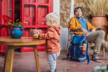Babası ve oğlu, San Cristobal de las Casas, Meksika 'da bir koloni evinde turist. Kültürel keşif, mimari ve seyahat deneyimi konsepti.