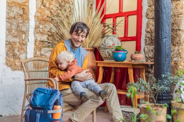 Babası ve oğlu, San Cristobal de las Casas, Meksika 'da bir koloni evinde turist. Kültürel keşif, mimari ve seyahat deneyimi konsepti.