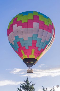 Teotihuacan piramidinin üstündeki sıcak hava balonlarının hava görüntüsü. Macera seyahati, kültürel miras ve hava keşfi konsepti.