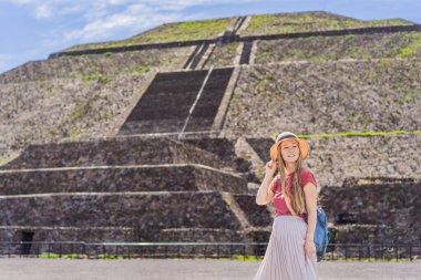 Teotihuacan, Meksika 'yı keşfeden kadın turist. Kültür mirası, antik kalıntılar ve arkeolojik macera konsepti.