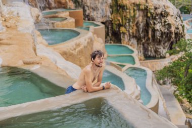Grutas Tolantongo, Meksika 'nın kaplıcalarında erkek turist. Macera, rahatlama ve doğal sağlık konsepti..