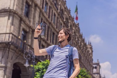 Mexico City, Zocalo 'nun merkez meydanında erkek turist. Kültürel keşif, seyahat ve tarihi mimari konsepti..