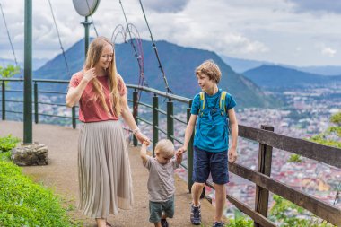 Annem ve iki oğlu, bir bebek ve Meksika 'nın Cerro del Borrego kentinden Orizaba' nın panoramik manzarasının önünde genç bir turist. Seyahat, manzara ve macera konsepti..