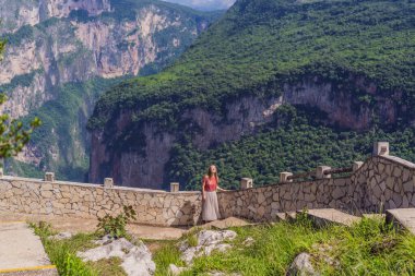 Sumidero Canyon Ulusal Parkı 'nı keşfeden kadın turist. Macera, doğal keşif ve seyahat deneyimi konsepti.