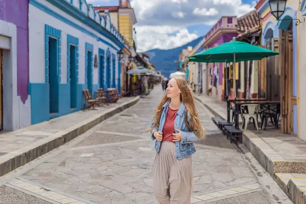 Kadın turist San Cristobal de las Casas, Meksika 'da koloni sokaklarında yürüyor. Kültürel keşif, mimari ve seyahat deneyimi konsepti.
