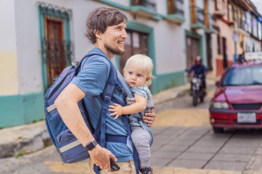 Babası ve oğlu turistler San Cristobal de las Casas, Meksika 'da koloni sokaklarında yürüyorlar. Kültürel keşif, mimari ve seyahat deneyimi konsepti.