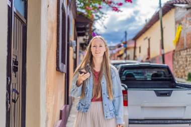 Kadın turist San Cristobal de las Casas, Meksika 'da koloni sokaklarında yürüyor. Kültürel keşif, mimari ve seyahat deneyimi konsepti.