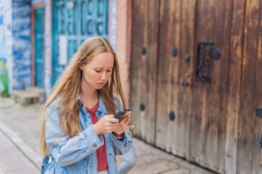 Kadın turist San Cristobal de las Casas, Meksika 'da koloni sokaklarında yürüyor. Kültürel keşif, mimari ve seyahat deneyimi konsepti.