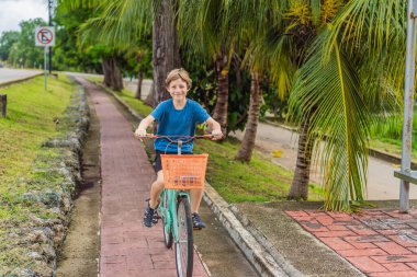 Erkek turist Meksika 'nın Bacalar köyünde bisiklet sürüyor. Quintana Roo seyahati, manzaralı bisiklet yolları ve çevre dostu keşif konsepti..