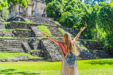 Palenque, Meksika 'nın antik piramitlerini keşfeden kadın turist, sık ormanlarla çevrili. Kültür mirası ve macera yolculuğu konsepti.