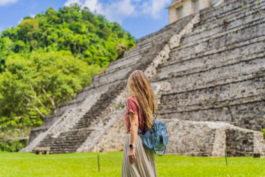 Palenque, Meksika 'nın antik piramitlerini keşfeden kadın turist, sık ormanlarla çevrili. Kültür mirası ve macera yolculuğu konsepti.