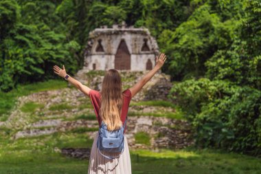 Palenque, Meksika 'nın antik piramitlerini keşfeden kadın turist, sık ormanlarla çevrili. Kültür mirası ve macera yolculuğu konsepti.