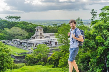 Palenque, Meksika 'daki antik piramitleri keşfeden turist. Yoğun ormanlarla çevrili. Kültür mirası ve macera yolculuğu konsepti.