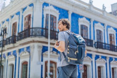 Meksika, Villahermosa 'daki Casa de los Azulejos' un önündeki erkek turist. Quintana Roo seyahati, kültürel keşif ve tarihi mimari konsepti..