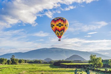 Teotihuacan piramidinin üstündeki sıcak hava balonlarının hava görüntüsü. Macera seyahati, kültürel miras ve hava keşfi konsepti.