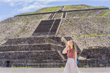 Teotihuacan, Meksika 'yı keşfeden kadın turist. Kültür mirası, antik kalıntılar ve arkeolojik macera konsepti.