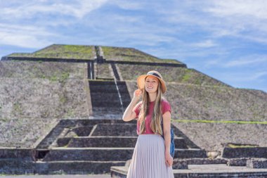 Teotihuacan, Meksika 'yı keşfeden kadın turist. Kültür mirası, antik kalıntılar ve arkeolojik macera konsepti.