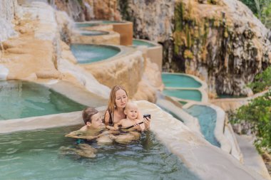 Anne ve çocukları Grutas Tolantongo, Meksika 'nın kaplıcalarında banyo yapıyorlar. Aile macerası, rahatlama ve doğal sağlık konsepti..