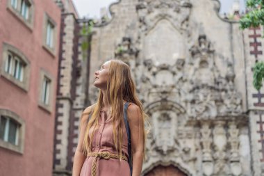 Mexico City, Zocalo 'nun merkez meydanındaki kadın turist. Kültürel keşif, seyahat ve tarihi mimari konsepti..