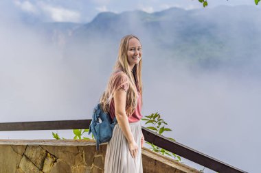 Sumidero Canyon Ulusal Parkı 'nı keşfeden kadın turist. Macera, doğal keşif ve seyahat deneyimi konsepti.