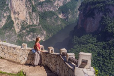 Sumidero Canyon Ulusal Parkı 'nı keşfeden kadın turist. Macera, doğal keşif ve seyahat deneyimi konsepti.