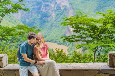 Kadın ve erkek, Meksika 'daki Sumidero Canyon Ulusal Parkı' nın manzarasına hayran. Aşk, balayı, doğa ve seyahat deneyimi konsepti.