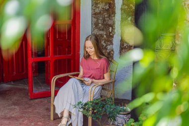 San Cristobal de las Casas, Meksika 'da bir koloni evinde kadın turist. Kültürel keşif, mimari ve seyahat deneyimi konsepti.