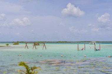 Meksika, Bacalar Gölü 'nün turkuaz suları. Huzurlu ve manzaralı tropikal bir yer. Seyahat, rahatlama ve doğa konsepti..