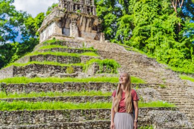 Palenque, Meksika 'nın antik piramitlerini keşfeden kadın turist, sık ormanlarla çevrili. Kültür mirası ve macera yolculuğu konsepti.