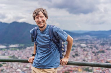 Meksika, Cerro del Borrego 'dan Orizaba' nın panoramik manzarasının önündeki erkek turist. Seyahat, manzara ve macera konsepti..