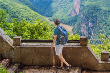 Sumidero Canyon Ulusal Parkı 'nı keşfeden erkek turist. Macera, doğal keşif ve seyahat deneyimi konsepti.